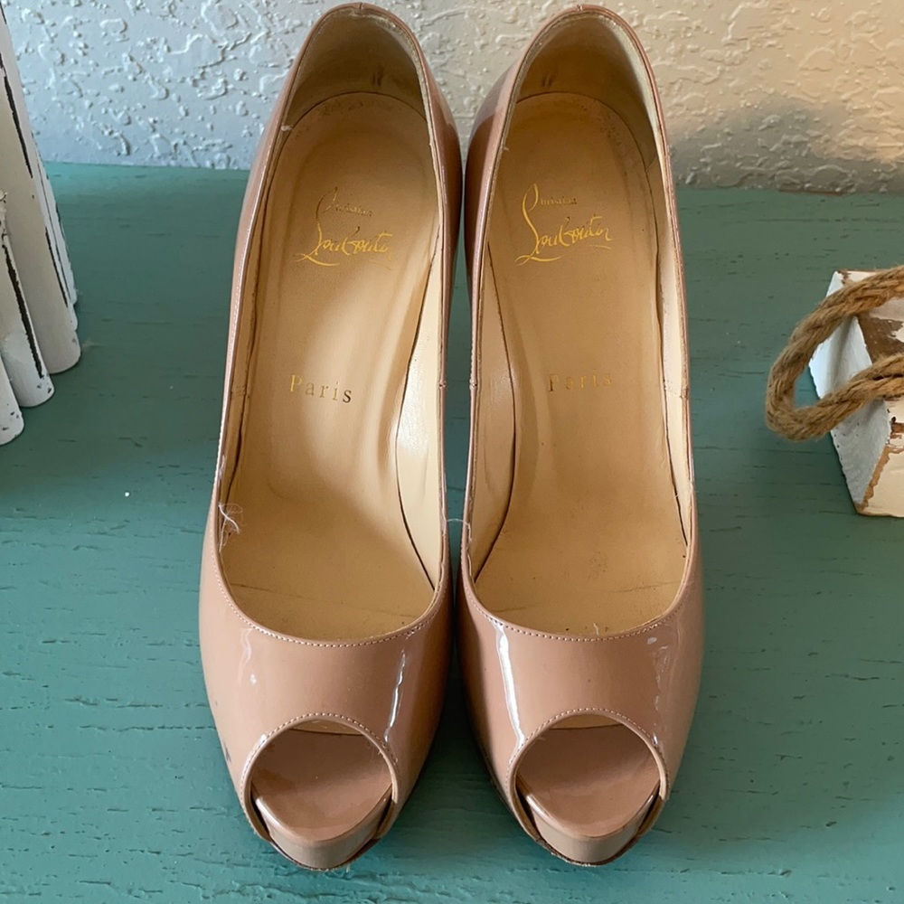 Christian Louboutin Very Privé Peep-Toe Patent Leather Pumps-Nude